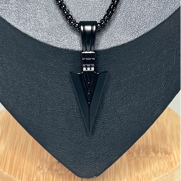✧ Men’s Black Stainless Steel Arrowhead Necklace - Picture 3 of 3